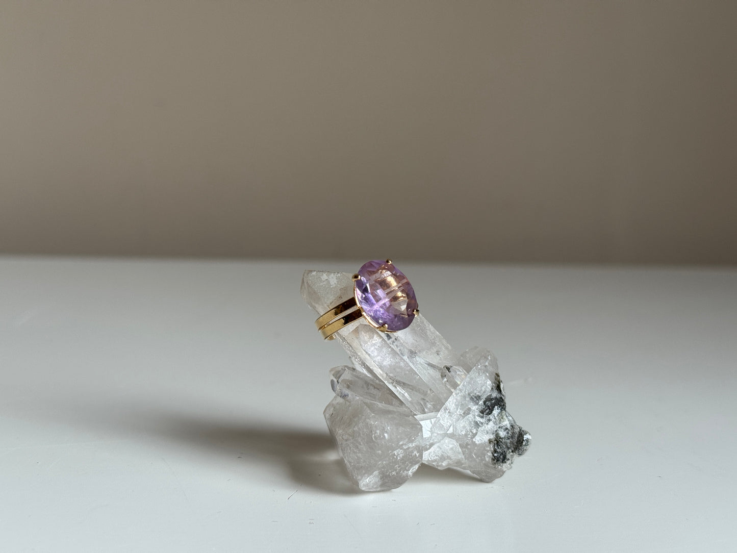 Verstelbare ring met amethist - verguld goud