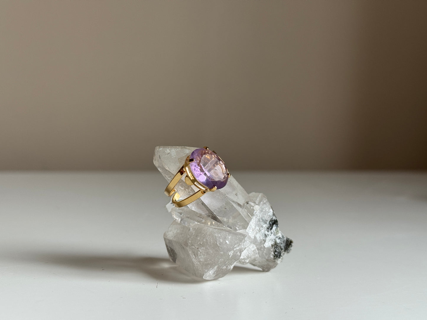 Verstelbare ring met amethist - verguld goud