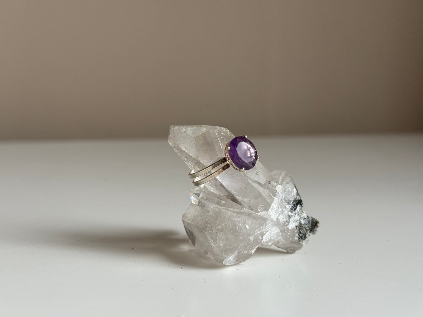 Verstelbare ring met amethist - zilverkleur