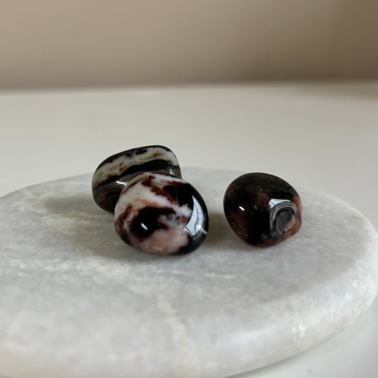 Sardonyx trommelsteen met lichte en donkere banden
