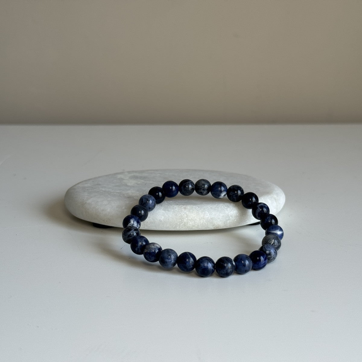 Sodaliet armband 8 mm kraal detail