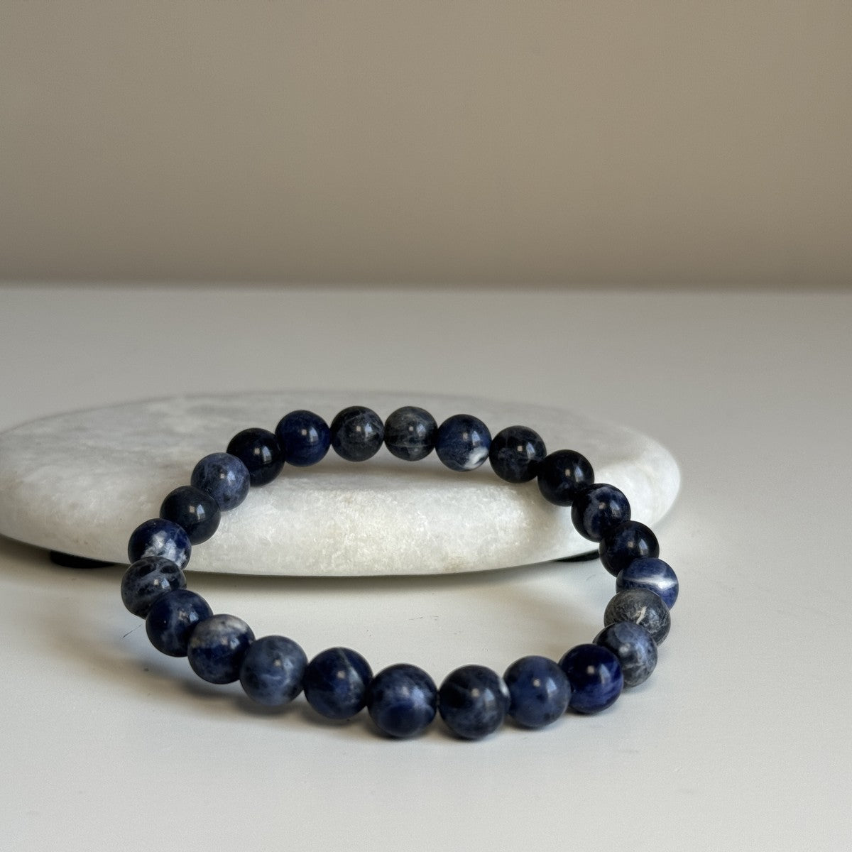 Sodaliet armband 8 mm kraal zijaanzicht