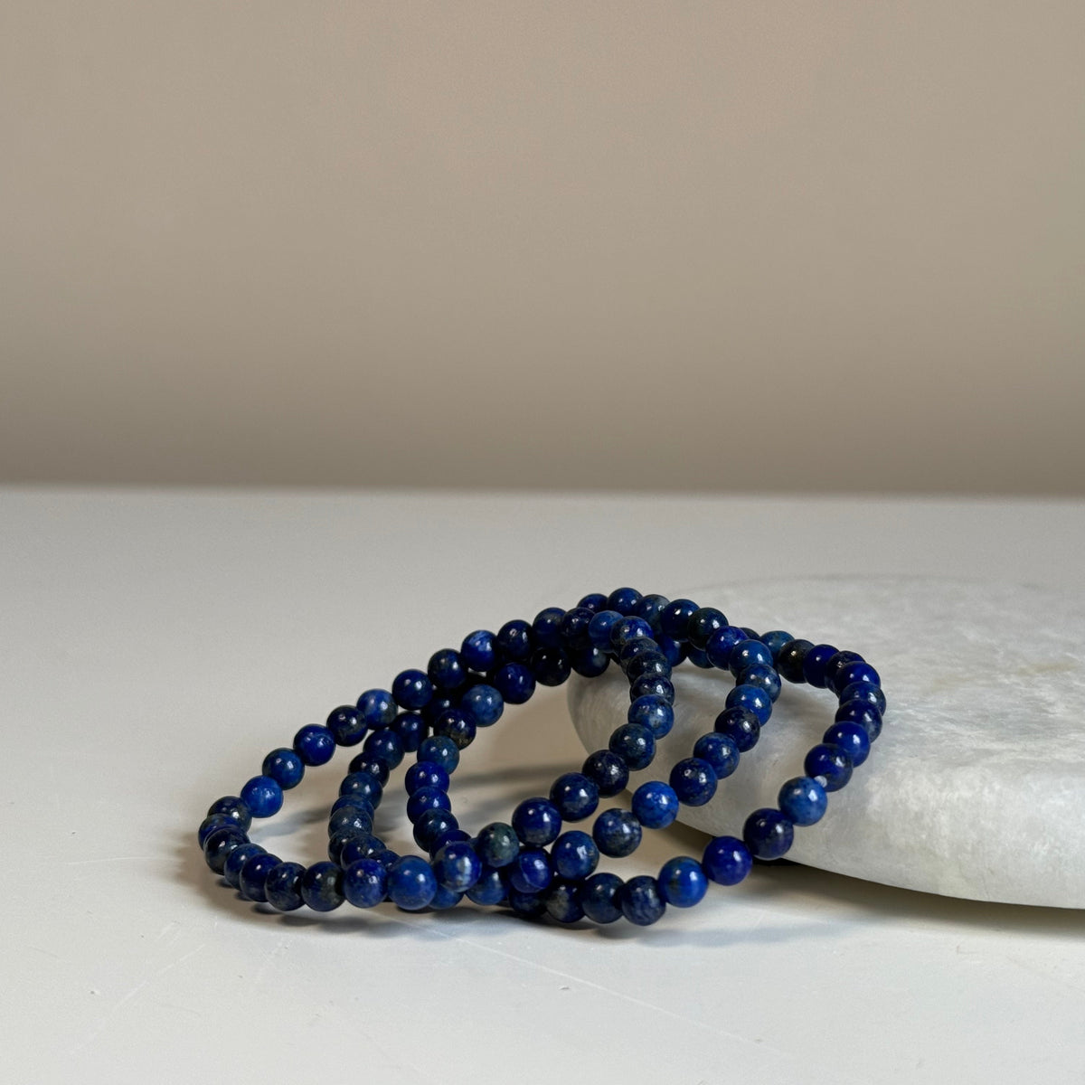 Sodaliet armband 6 mm kraal