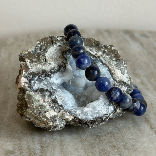 Sodaliet kinderarmband met blauwe 6 mm kralen op een geode