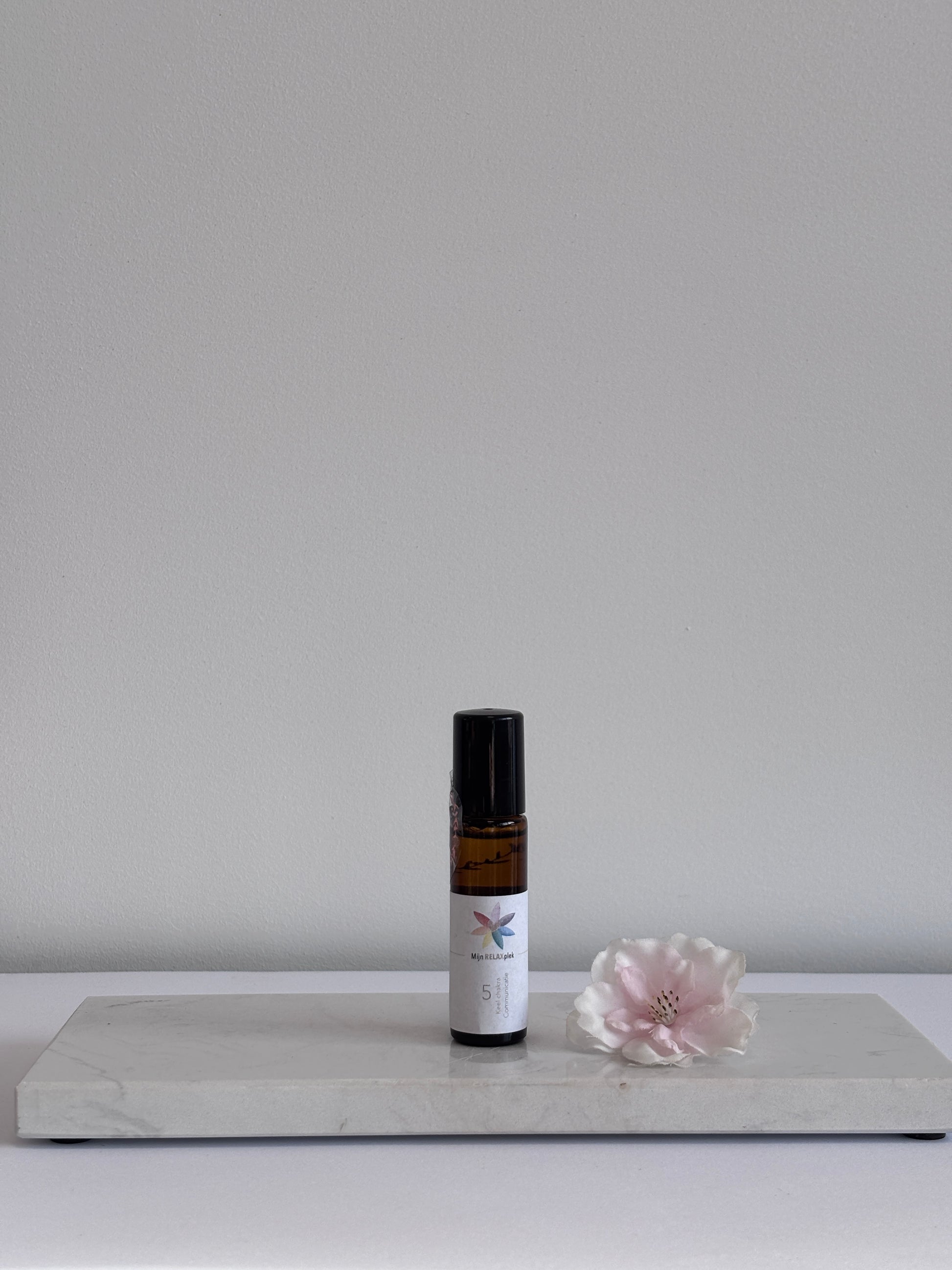 5e Chakra Roller 10 ml van Tamara’s Relaxplek – geurfrequentie met benzoë en arveden voor helderheid en balans in communicatie