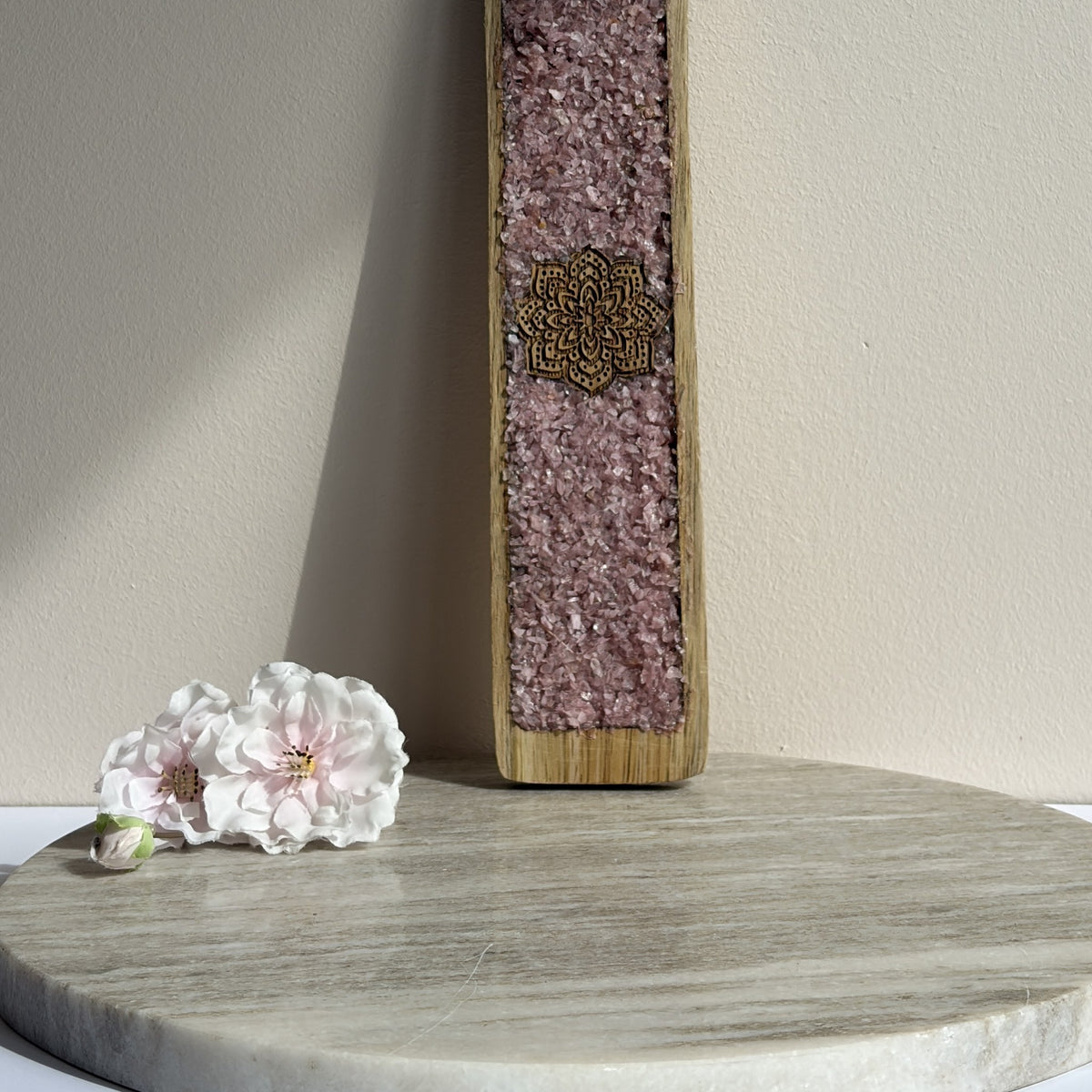 Wierookhouder plank Mandala met rozenkwarts, mangohout 25 cm