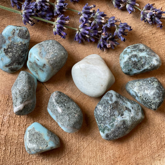Larimar trommelsteen – blauwe steen voor rust en communicatie
