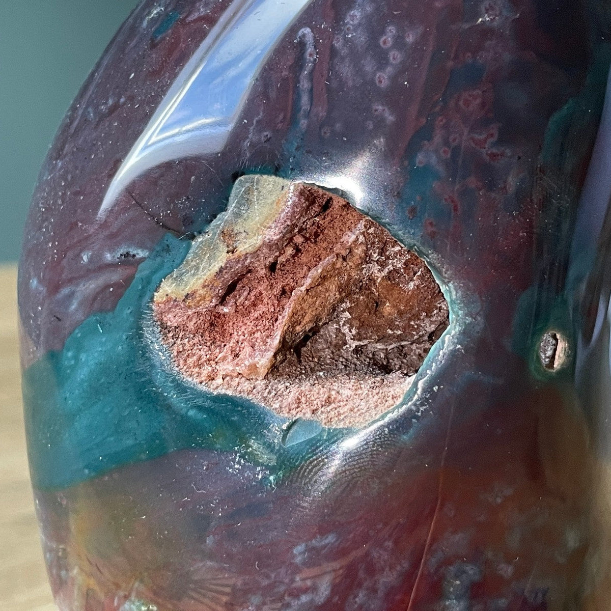 Zijaanzicht van oceaan jaspis sculptuur – kalmerende steen voor balans en ontspanning