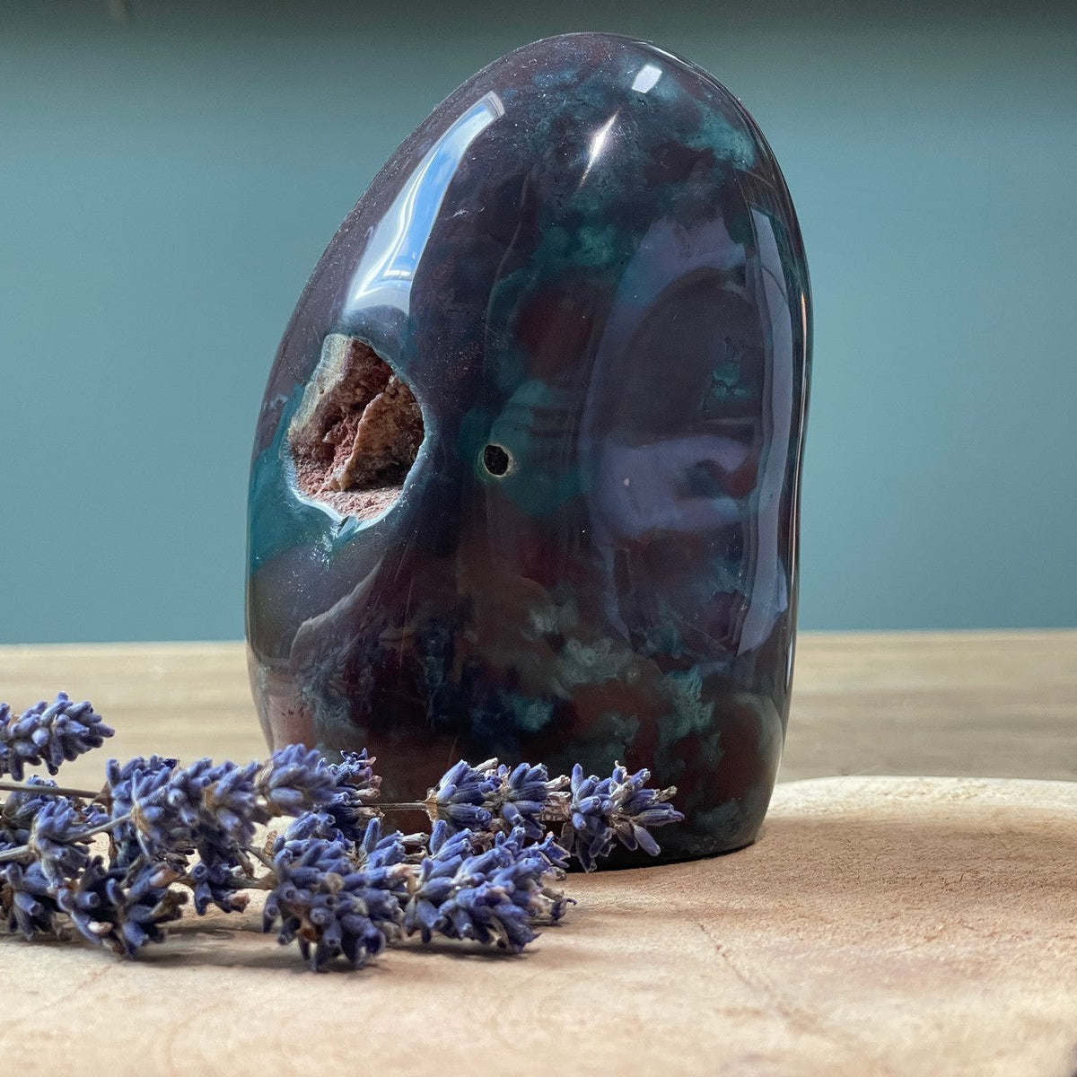 Oceaan jaspis sculptuur van 872 gram met diepe aardetinten en rustgevende uitstraling