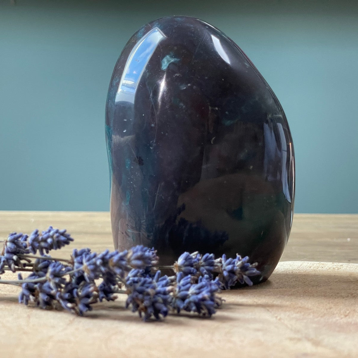 Oceaan jaspis sculptuur als rustgevend statement piece in huis of praktijkruimte