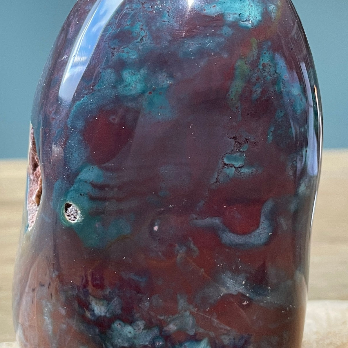 Zijaanzicht van oceaan jaspis sculptuur – kalmerende steen voor balans en ontspanning